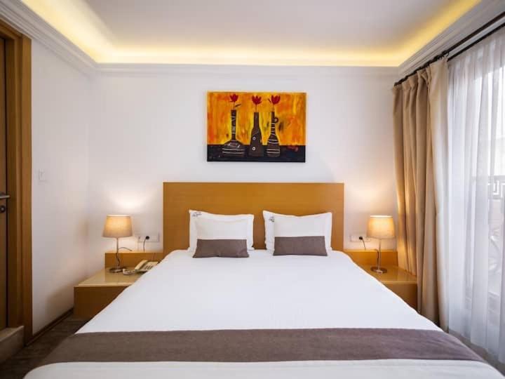 una camera da letto con un grande letto bianco con due lampade di Brother hotel service a Panchkula