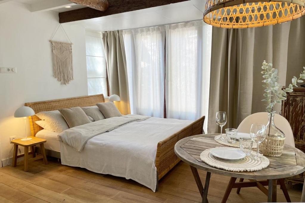 een slaapkamer met een groot bed en een tafel bij Texel Atelier in De Koog