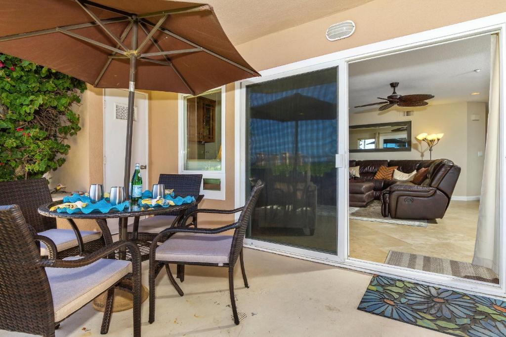 une salle à manger avec une table avec un parasol dans l'établissement 5N-53 Beach Bliss Ocean Views, à Oceanside