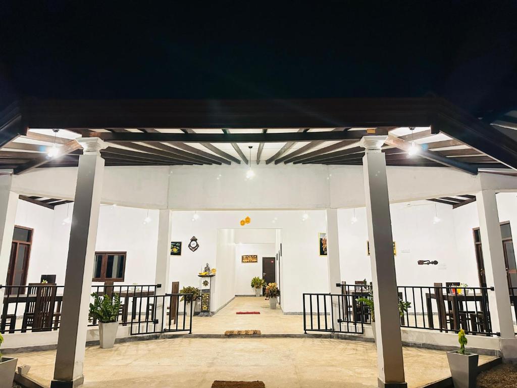 达瓦拉维Blue Bird Udawalawe的一座大型白色建筑，有柱子和灯光