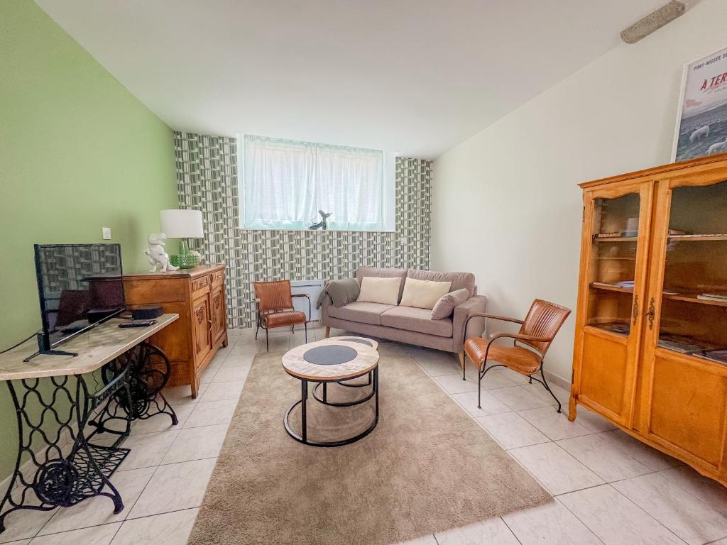 Istumisnurk majutusasutuses Au bord de la rivière à Pont-Labbé