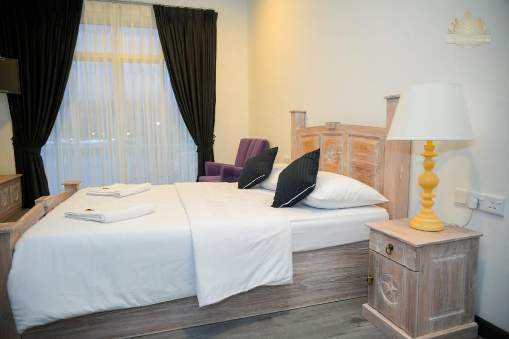 ein Schlafzimmer mit einem Bett, auf dem zwei Laptops liegen in der Unterkunft King Castle Lake Front By Laksam in Nuwara Eliya