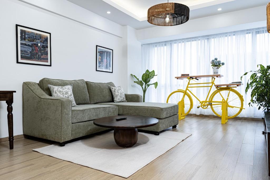un salon avec un canapé et un vélo dans l'établissement Marina Bay Apartment in Nairobi one & two Bedroom Westland's Off Rhapta Road with Swimming pool, gym & workspace - Zawi, à Nairobi