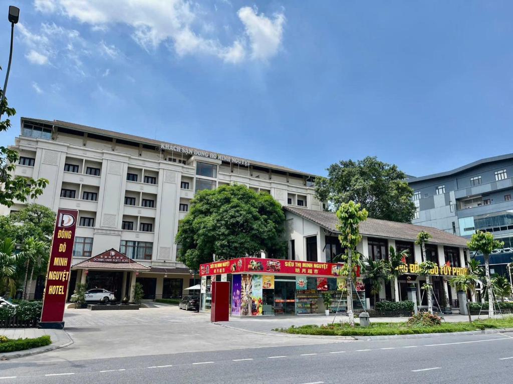 un edificio en una calle frente a un edificio en 东都明月酒店Dong Do Minh Nguyet, en Bồ Sơn