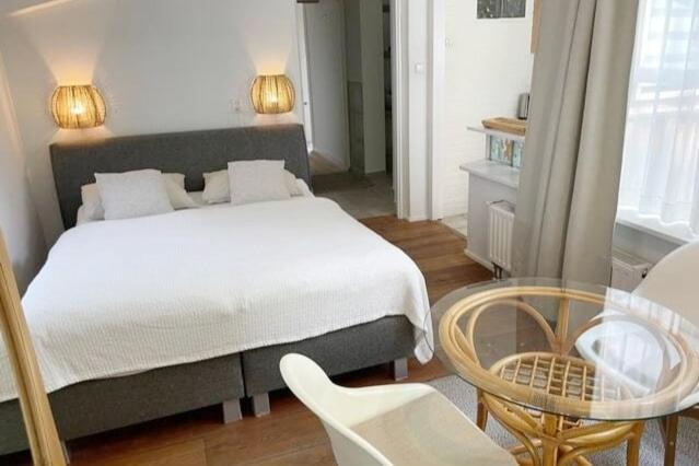 Postel nebo postele na pokoji v ubytování Texel Tuinkamer