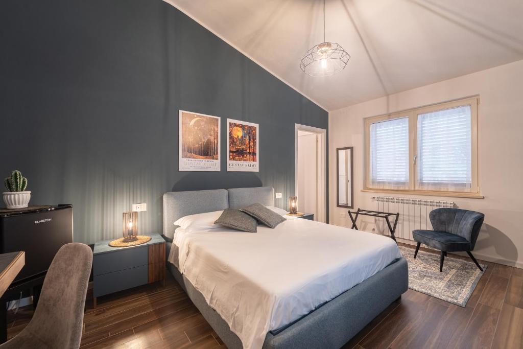 Un dormitorio con una cama, un escritorio y una silla. en 3 MURA rooms, en Teulada