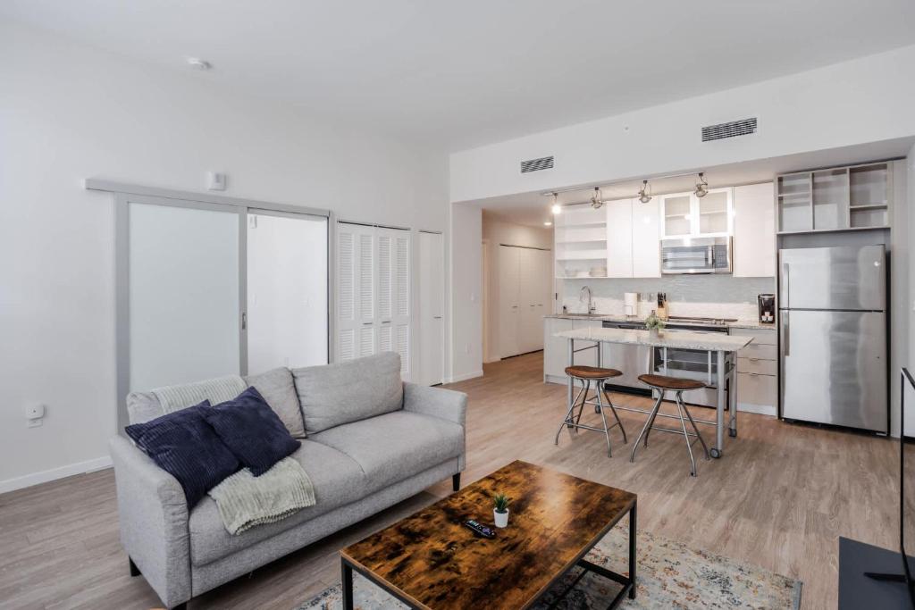 Η κουζίνα ή μικρή κουζίνα στο TWO CozySuites Sky Central Rooftop Pool #26