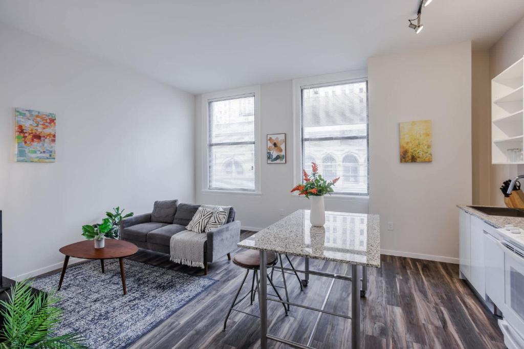 Χώρος καθιστικού στο TWO CozySuites Sky Central Rooftop Pool #28