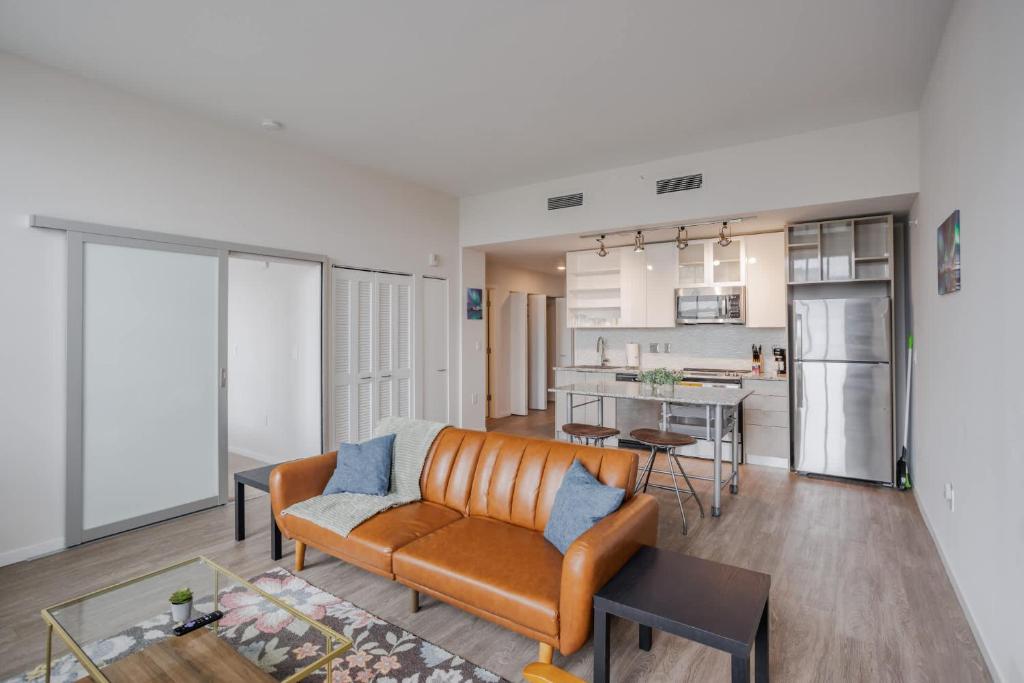 Η κουζίνα ή μικρή κουζίνα στο TWO CozySuites Sky Central Rooftop Pool #30