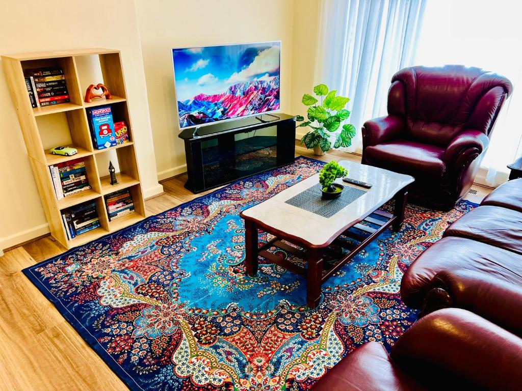 Μια τηλεόραση ή/και κέντρο ψυχαγωγίας στο Spacious and cosy 2BR in Balwyn