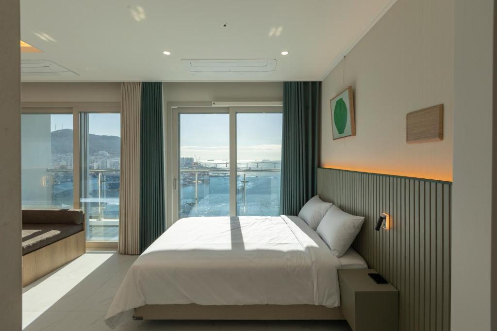 Ένα ή περισσότερα κρεβάτια σε δωμάτιο στο New CZ Nampo Hotel