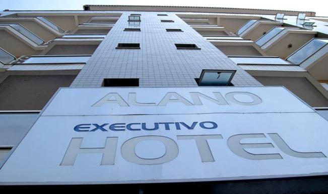 a sign on the side of a building at Alano Executivo Hotel in Cachoeirinha