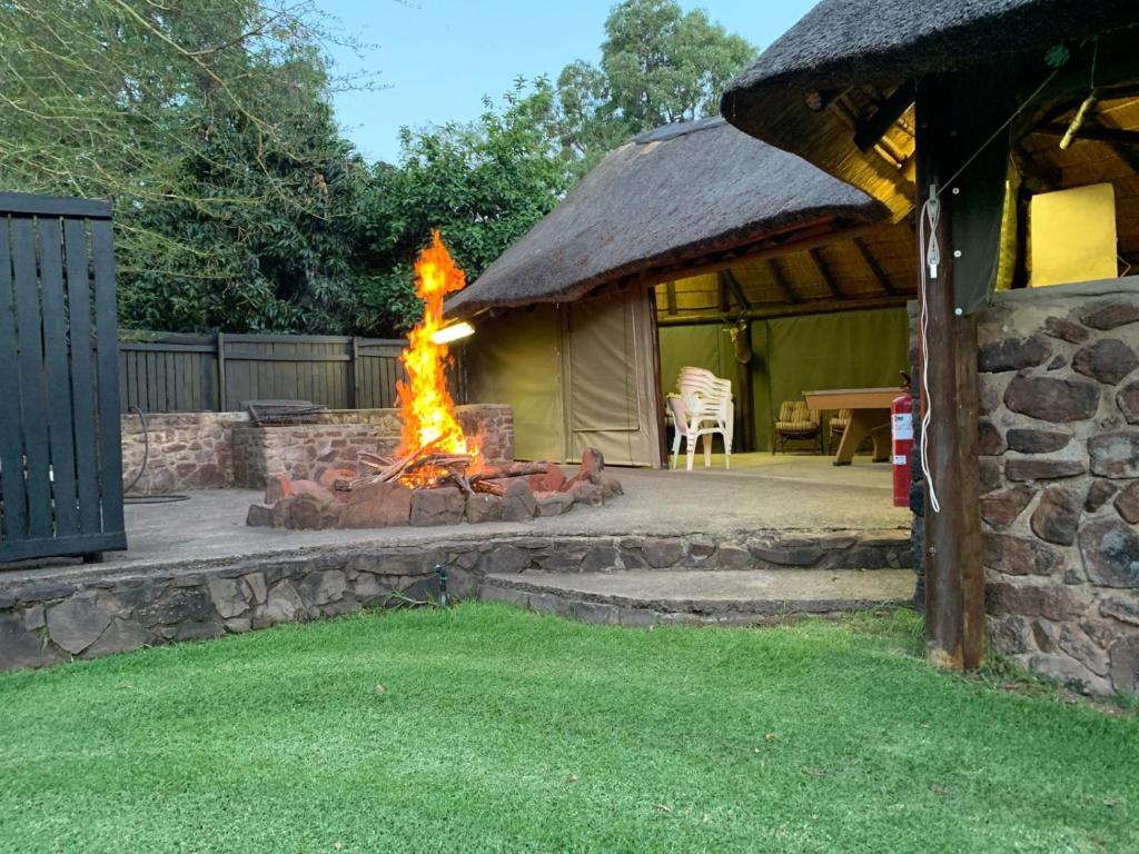 Una fogata en un patio con una carpa en Lapa Phanzi, en Modimolle