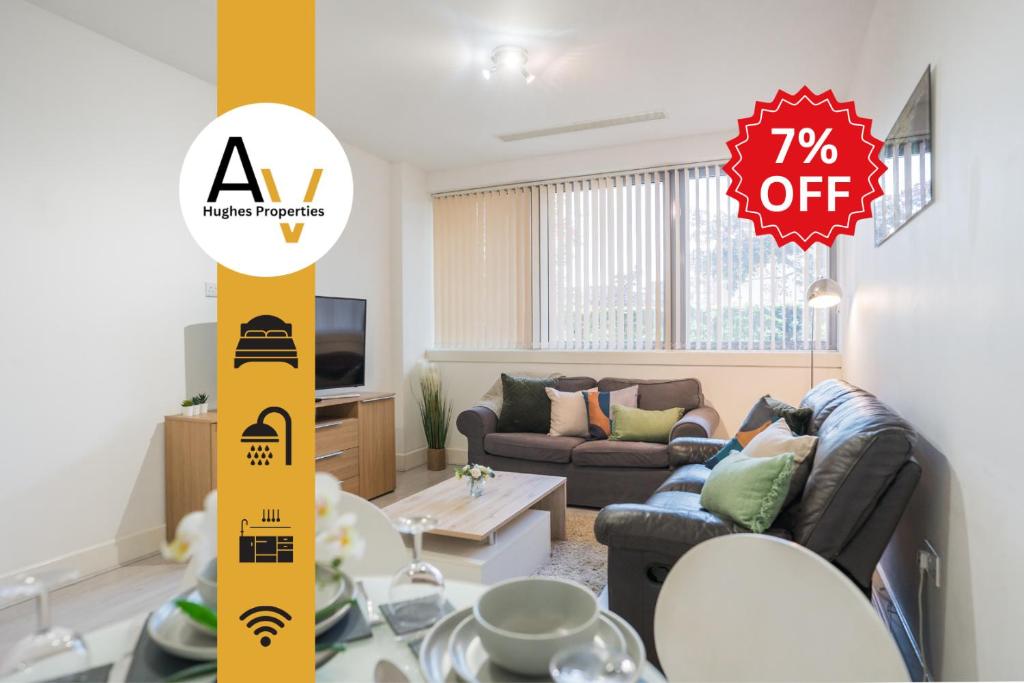 ein Wohnzimmer mit Sofa und Tisch in der Unterkunft Last-Minute Offer - Spacious 2BR Apartment Near Shops & Station By AV Hughes Properties in Milton Keynes