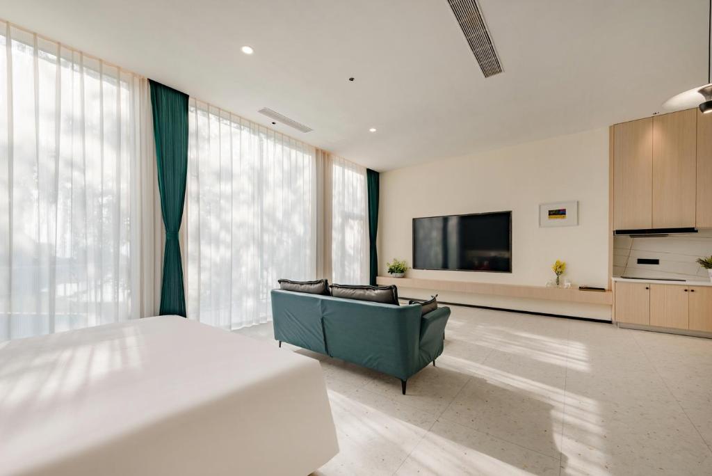 Μια τηλεόραση ή/και κέντρο ψυχαγωγίας στο Huazhu Luxury Taishan Waterfront Green Willow B&B