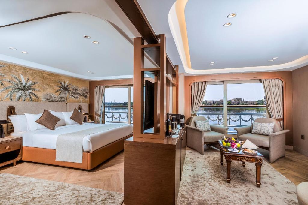 ein Schlafzimmer mit Bett und ein Wohnzimmer in der Unterkunft Sonesta St George Nile Cruise - Aswan to Luxor 3 Nights from Friday to Monday in Assuan