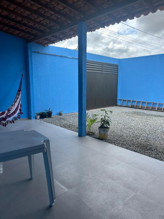eine Terrasse mit einer Bank und einer blauen Wand in der Unterkunft Casa Morada Nobre2 in Barreirinhas