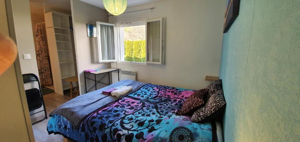 Postel nebo postele na pokoji v ubytování Chambre avc salle de bain chez l habitant a Montfaucon