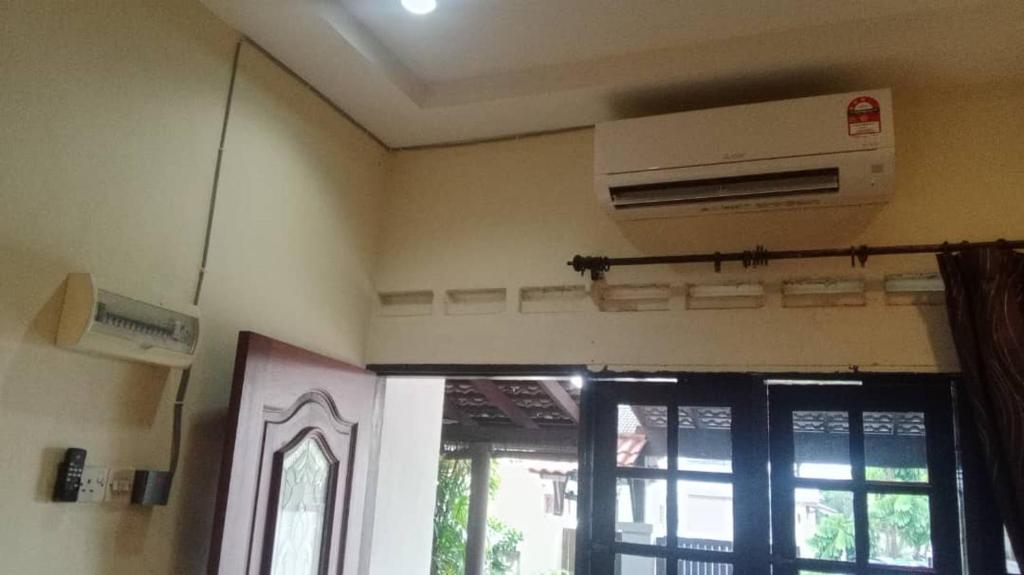 a room with a air conditioner and a window at hotel mutiara KGM in Malacca