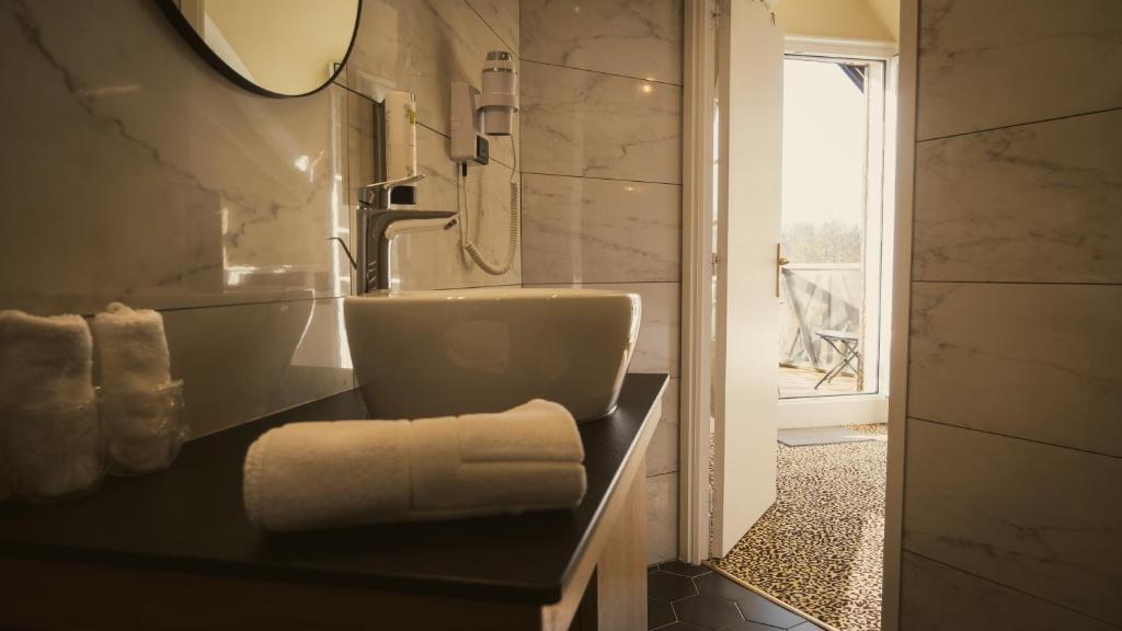 Hostellerie Saint Pierre - Superior Double Or Twin Room With City View