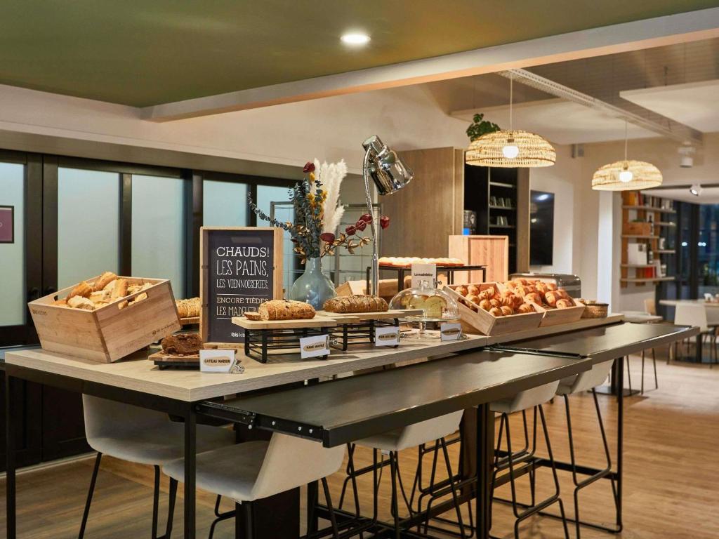 eine Bäckerei mit einem Tisch voller Brot und Gebäck in der Unterkunft ibis Styles La Roche-sur-Yon in Mouilleron-le-Captif