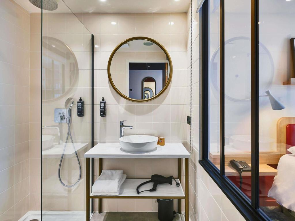 ein Badezimmer mit Waschbecken und Dusche in der Unterkunft ibis Styles La Roche-sur-Yon in Mouilleron-le-Captif