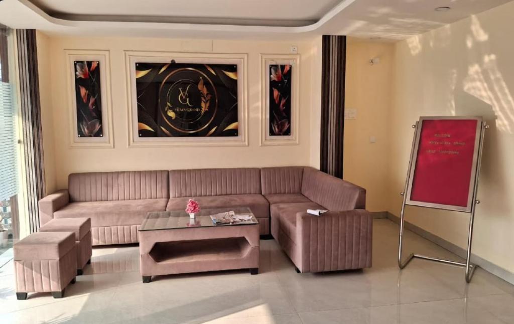 Lok Nayak Jayaprakash AirportにあるHotel vijaya grand, patnaのリビングルーム(ソファ、チョークボード付)