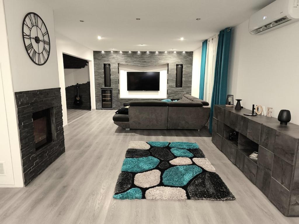 Μια τηλεόραση ή/και κέντρο ψυχαγωγίας στο Le Cosy Five maison moderne