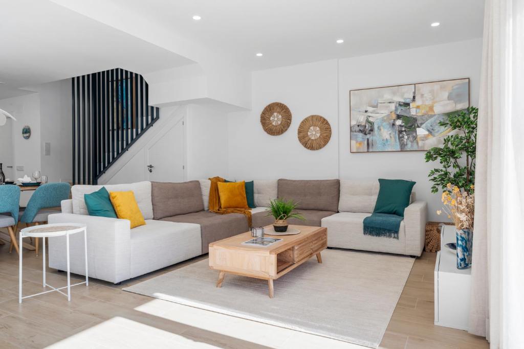 卡拉德米哈斯Casa Linda - Luxury home in La Cala de Mijas的客厅里有一张沙发和一张桌子。