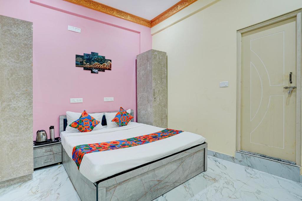 Ένα ή περισσότερα κρεβάτια σε δωμάτιο στο FabHotel Golden Inn I