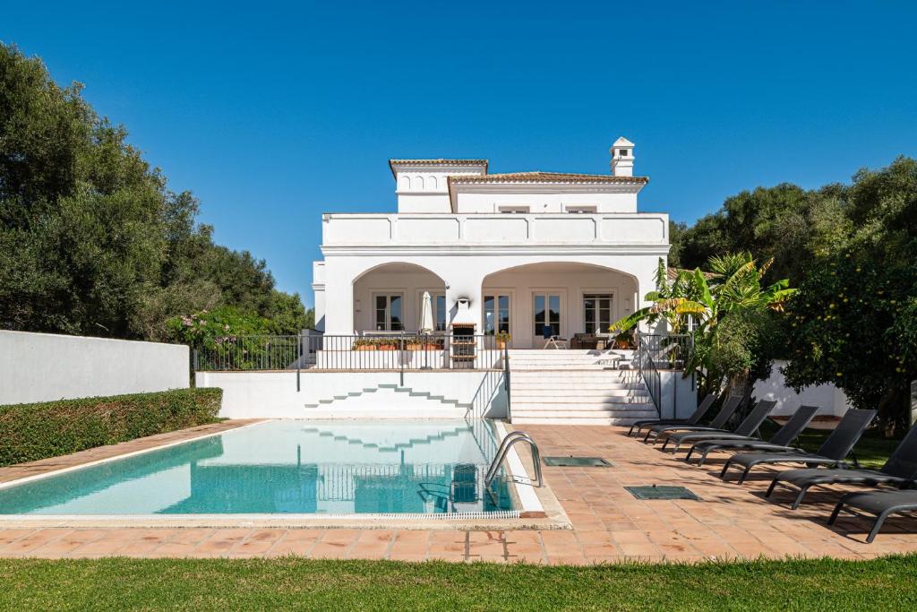 ein großes Haus mit einem davorliegenden Swimmingpool in der Unterkunft Villa Albatros in Benalup Casas Viejas