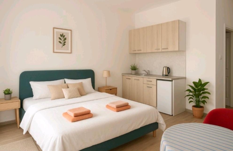 Un dormitorio con una cama con dos toallas encima. en Valencia, en Vršac