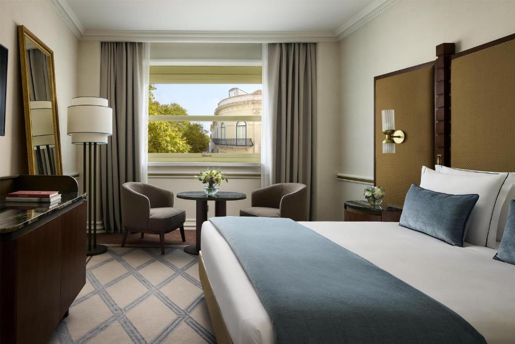 Una habitación de hotel con una cama y una ventana. en Tivoli Avenida Liberdade Lisboa – A Leading Hotel of the World, en Lisboa