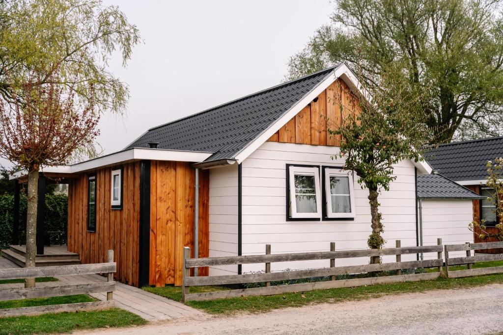 Το κτήριο όπου στεγάζεται  το κάμπινγκ