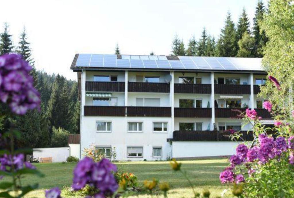 ein Gebäude mit Sonnenkollektoren darüber in der Unterkunft Ferienwohnung in Frauenberg mit Garten in Haidmühle