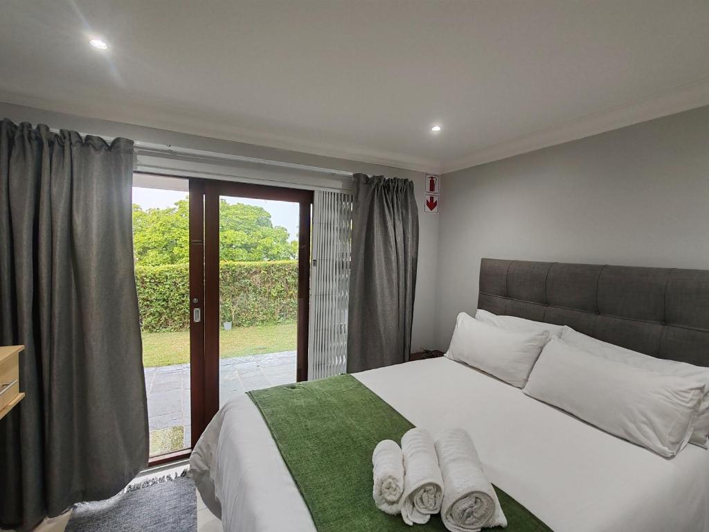 Giường trong phòng chung tại Hill 60 Cottages