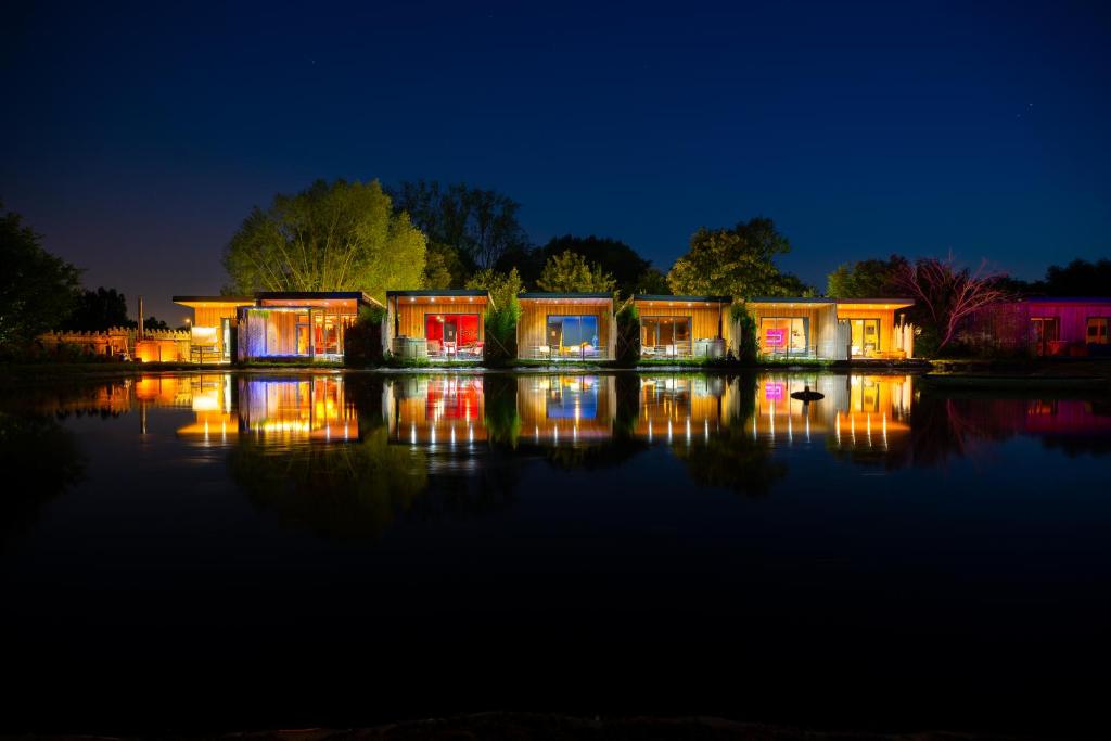 una casa sull'acqua di notte di L'AUTHENTIK - Le Domaine Wambrechies a Wambrechies