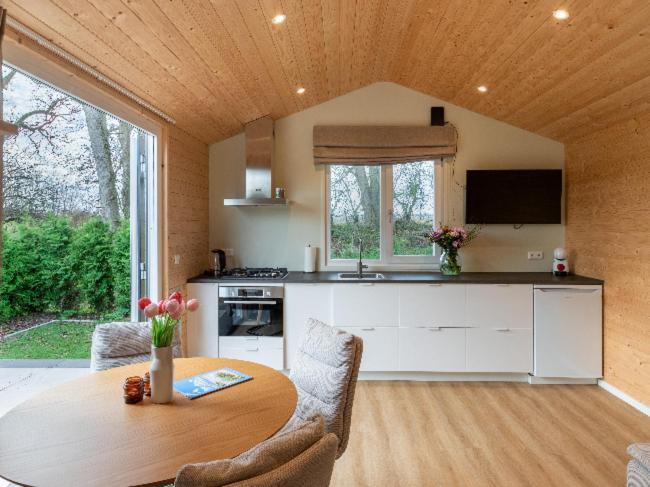 eine Küche mit Tisch und Arbeitsplatte in der Unterkunft Rekerlanden 260 in Schoorldam