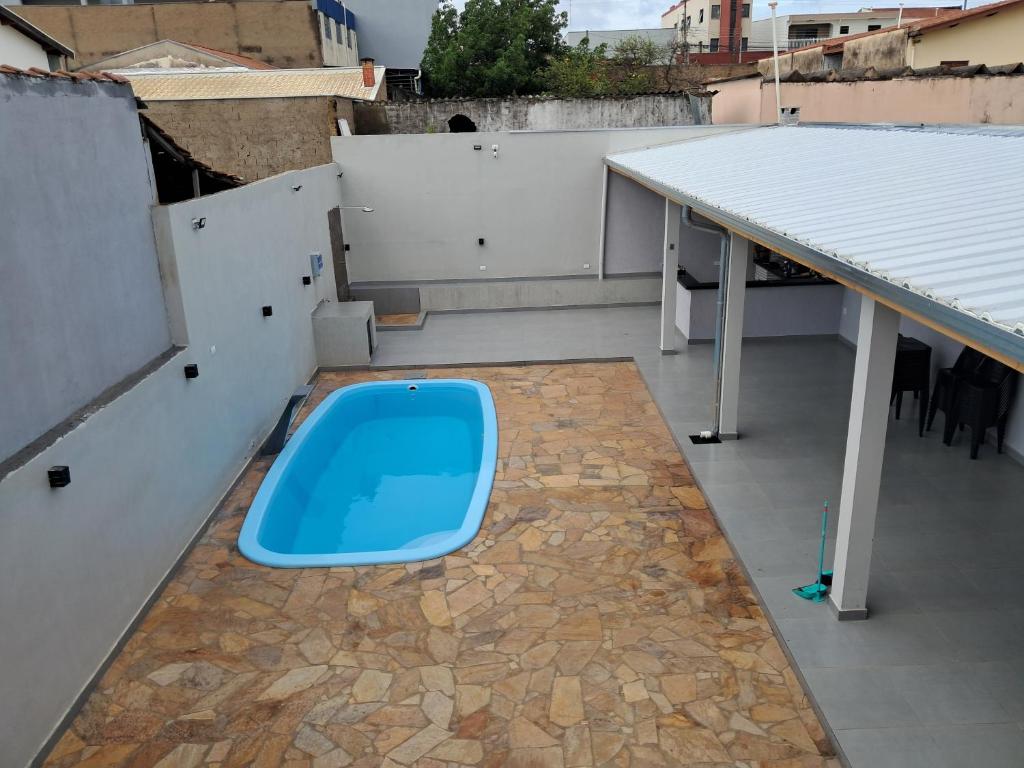 eine blaue Toilette, die auf einem Dach steht in der Unterkunft Espaço Teddy Cakes in Campinas