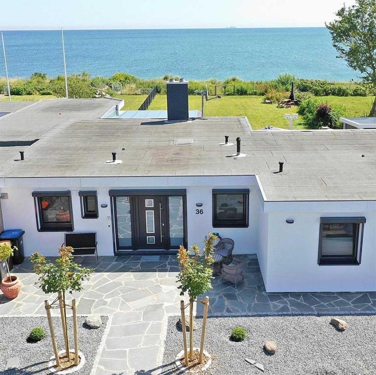 una casa bianca con vista sull'oceano di Ferienbungalow Fehmarnblick a Presen