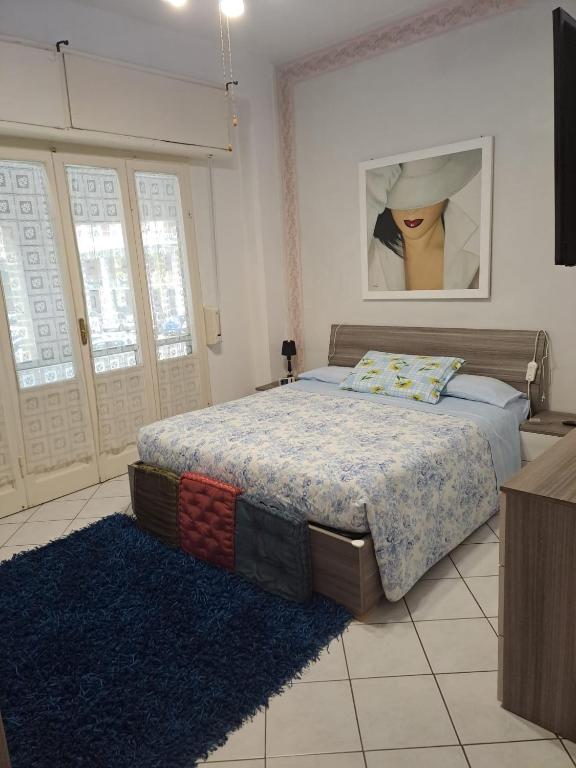 皮昂比诺Appartamento STELLA MARINA的卧室里有一张床，墙上挂着一幅画