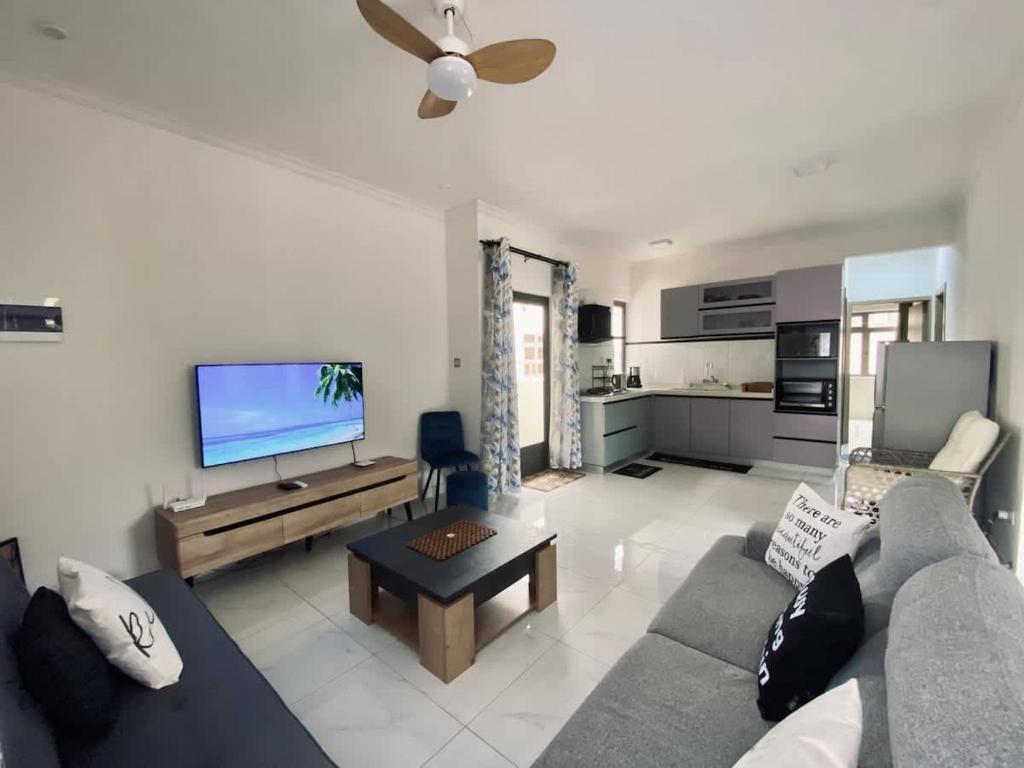 Η κουζίνα ή μικρή κουζίνα στο 3-Bedroom Apt with Oceanviews, 1min Walk to Beach - NYHA2