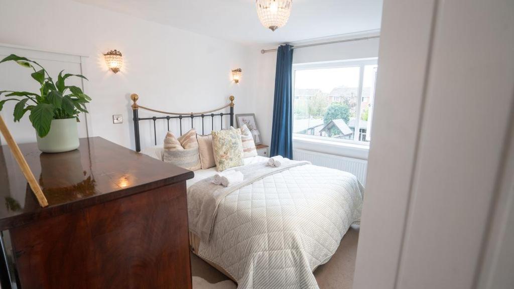 Postel nebo postele na pokoji v ubytování Tastefully decorated 3 bed home