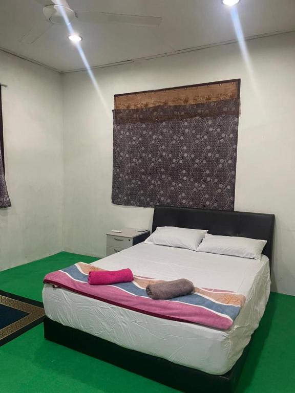 Postel nebo postele na pokoji v ubytování OYO 91250 Roomstay Awie