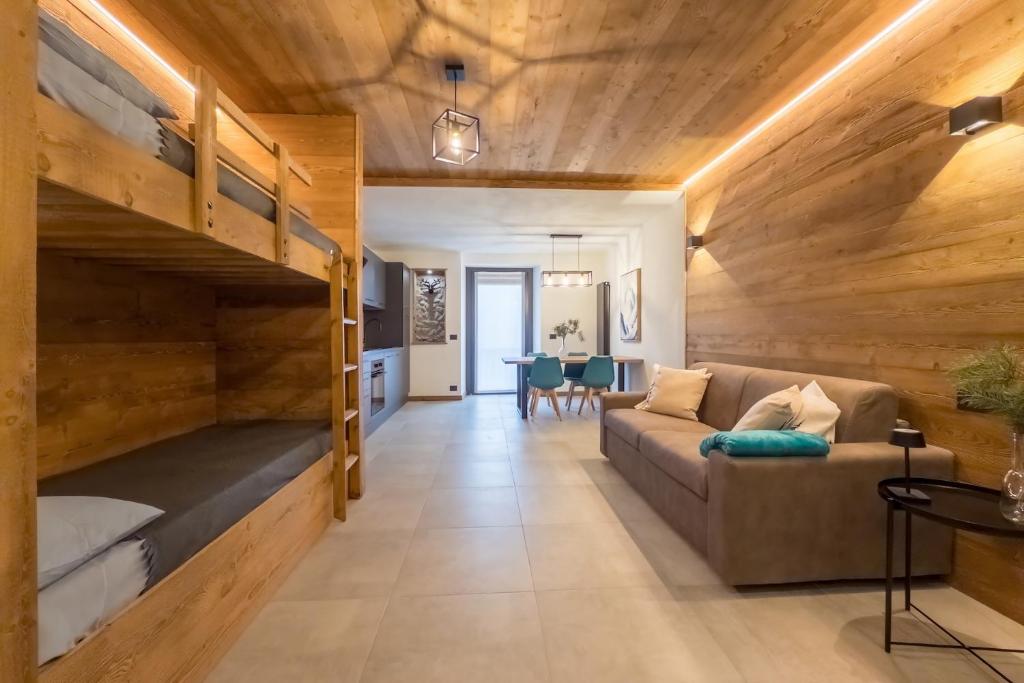 sala de estar con sofá y litera en Suite e sauna in centro, en La Prevôté