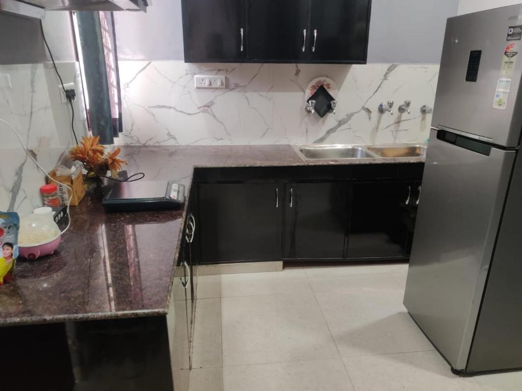 Η κουζίνα ή μικρή κουζίνα στο 2bhk independent floor with a personal terrace