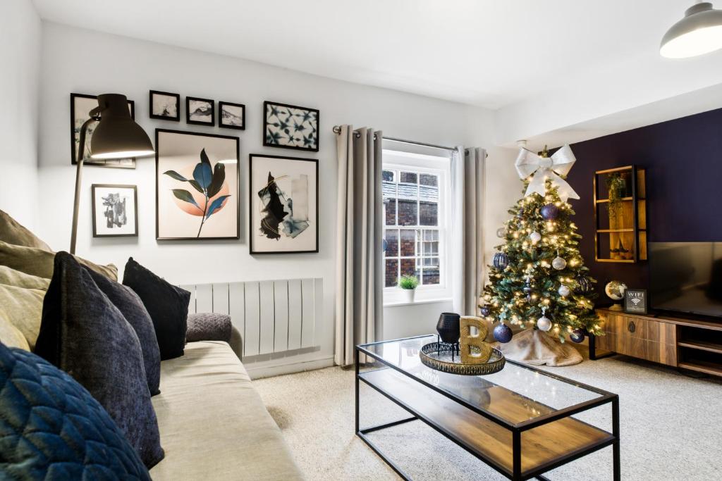 - un salon avec un arbre de Noël et un canapé dans l'établissement Blueberry View - Wyndale Living - Central Worcester, à Worcester