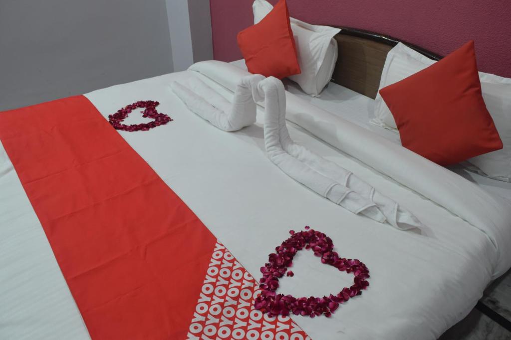 Una cama o camas en una habitación de Kesar Palace