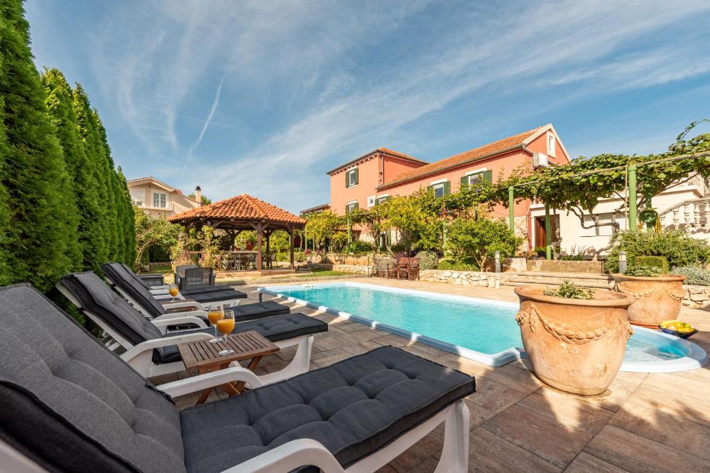 Bazén v ubytování Villa Stocco nebo v jeho okolí