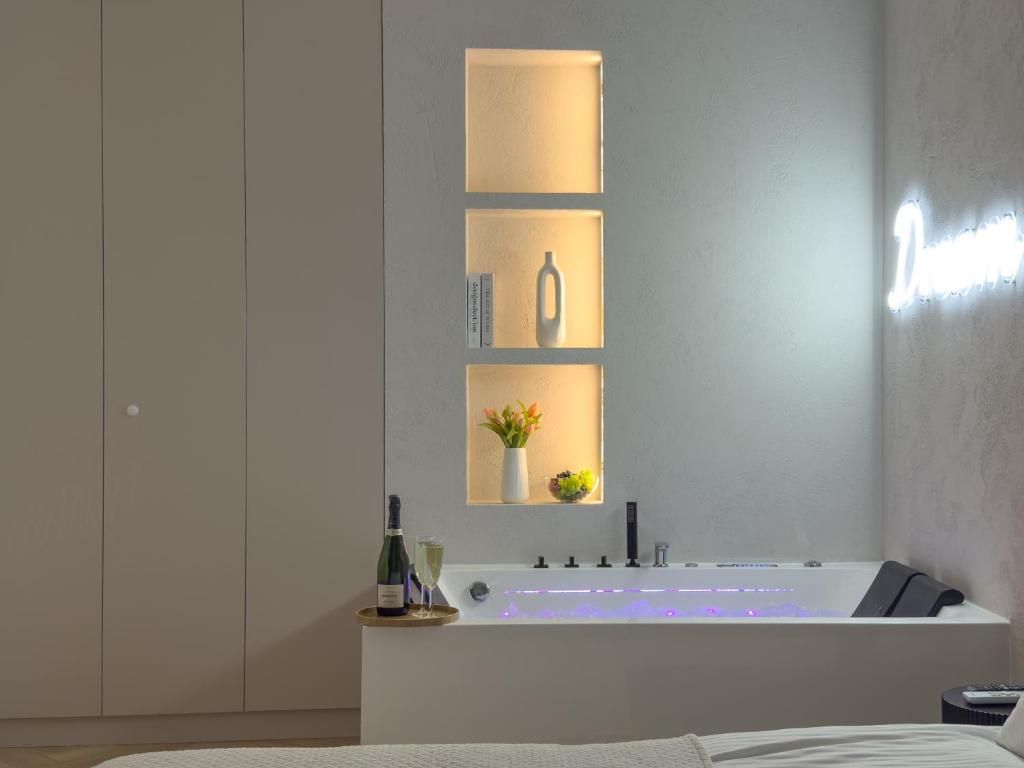 une salle de bain blanche avec une baignoire et un lavabo dans l'établissement URBAN APARTMENTS GLOBAL, Jacuzzi, 8th floor No 03, Free Garage, Self Check-in, No deposit, à Katowice